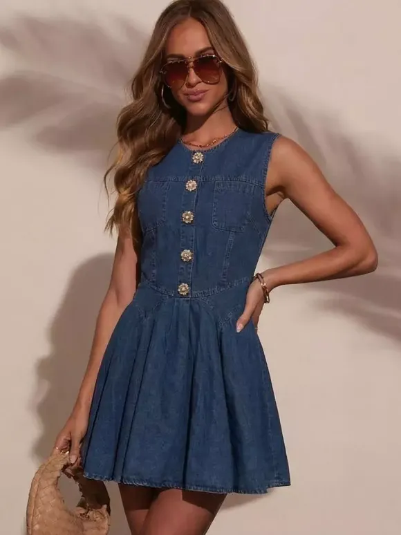 Robe mini en jean sans manches pour femme - Robe d'été plissée bleu moyen style années 2000 à boutons fleuris et coupe évasée - Idéale pour une soirée décontractée (collection été 2026)