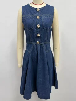Robe mini en jean sans manches pour femme - Robe d'été plissée bleu moyen style années 2000 à boutons fleuris et coupe évasée - Idéale pour une soirée décontractée (collection été 2026)