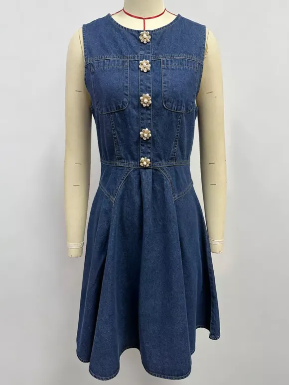 Robe mini en jean sans manches pour femme - Robe d'été plissée bleu moyen style années 2000 à boutons fleuris et coupe évasée - Idéale pour une soirée décontractée (collection été 2026)
