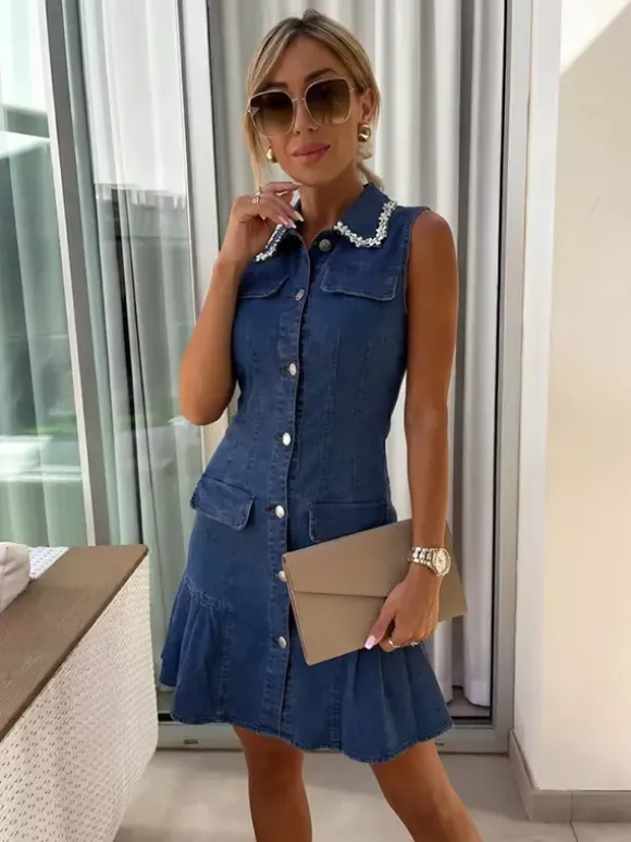 Robe mini en jean sans manches pour femme - Robe en jean bleu foncé à col perlé boutonnée ourlet à volants et coupe slim - Idéale pour une soirée décontractée d'été 2026