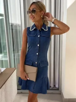 Robe mini en jean sans manches pour femme - Robe en jean bleu foncé à col perlé boutonnée ourlet à volants et coupe slim - Idéale pour une soirée décontractée d'été 2026