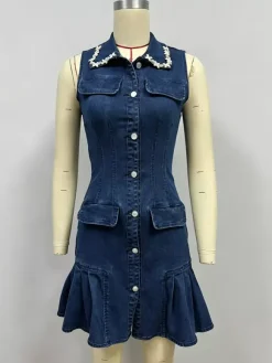 Robe mini en jean sans manches pour femme - Robe en jean bleu foncé à col perlé boutonnée ourlet à volants et coupe slim - Idéale pour une soirée décontractée d'été 2026