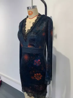 Robe mini moulante à manches longues col en V imprimé floral et bordure en dentelle en velours collection femme 2026