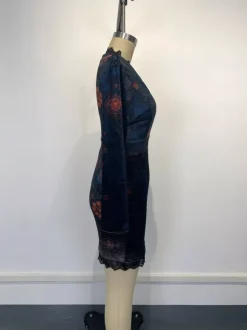 Robe mini moulante à manches longues col en V imprimé floral et bordure en dentelle en velours collection femme 2026