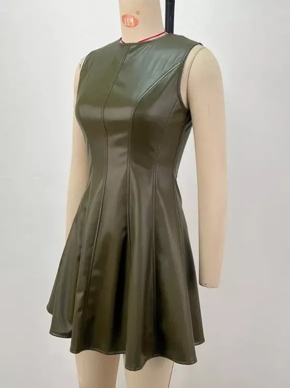 Robe mini sans manches en similicuir olive plissée et cintrée à l'évasement collection femme 2026
