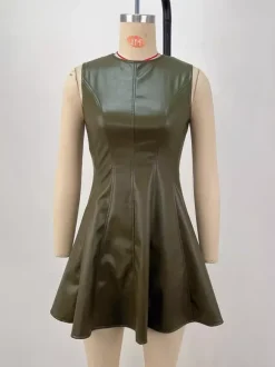 Robe mini sans manches en similicuir olive plissée et cintrée à l'évasement collection femme 2026