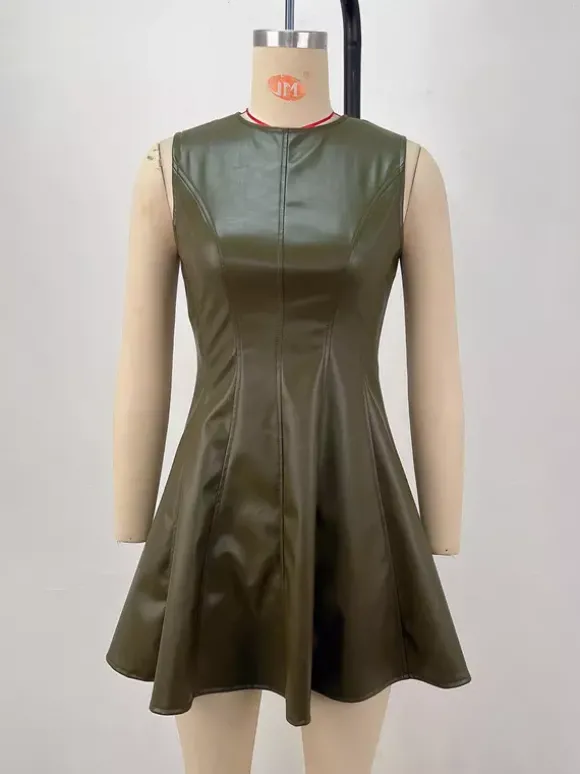 Robe mini sans manches en similicuir olive plissée et cintrée à l'évasement collection femme 2026