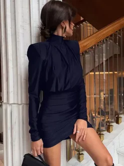 Robe moulante froncée à épaules rembourrées pour femme - Robe mini élégante en satin à col montant - Tenue chic et discrète pour cocktails printaniers 2026