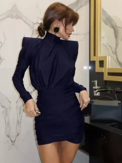 Robe moulante froncée à épaules rembourrées pour femme - Robe mini élégante en satin à col montant - Tenue chic et discrète pour cocktails printaniers 2026