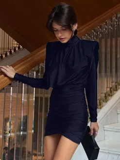 Robe moulante froncée à épaules rembourrées pour femme - Robe mini élégante en satin à col montant - Tenue chic et discrète pour cocktails printaniers 2026
