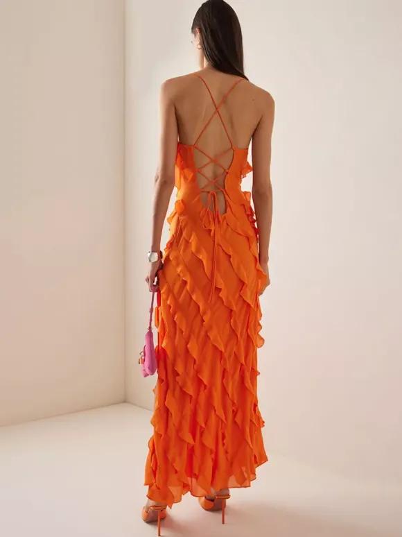 Robe moulante maxi orange sexy à bretelles spaghetti dos croisé volants et fente haute idéale pour une soirée en amoureux