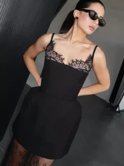 Robe moulante mini à bretelles spaghetti et bordure en dentelle noire pour femme avec corset et buste court. Robe de soirée