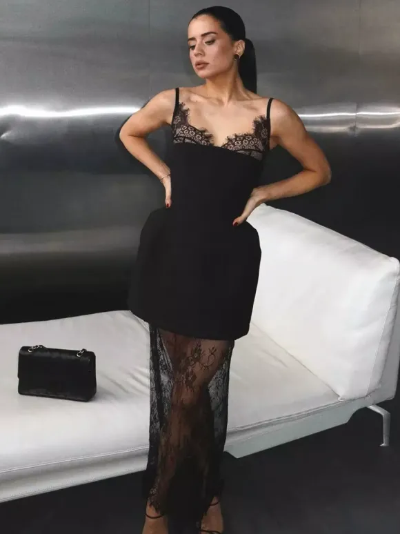 Robe moulante mini à bretelles spaghetti et bordure en dentelle noire pour femme avec corset et buste court. Robe de soirée