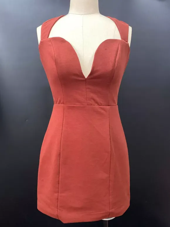 Robe moulante mini à décolleté plongeant et bretelles géométriques pour femme 2026