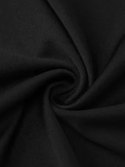 Robe noire chic à manches longues et mini bicolore épaules dénudées idéale pour un rendez-vous galant.