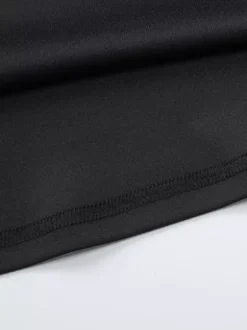Robe noire chic à manches longues et mini bicolore épaules dénudées idéale pour un rendez-vous galant.