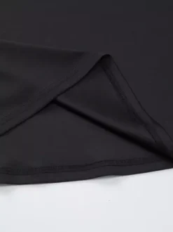 Robe noire chic à manches longues et mini bicolore épaules dénudées idéale pour un rendez-vous galant.