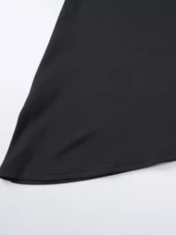 Robe noire chic à manches longues et mini bicolore épaules dénudées idéale pour un rendez-vous galant.