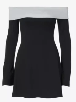 Robe noire chic à manches longues et mini bicolore épaules dénudées idéale pour un rendez-vous galant.