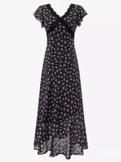 Robe noire de tous les jours en dentelle à manches courtes col montant et taille haute.