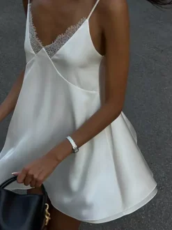 Robe nuisette en satin et dentelle pour femme - Mini-débardeur blanc sexy à bretelles spaghetti et décolleté en V - Idéale pour une soirée d'été 2026