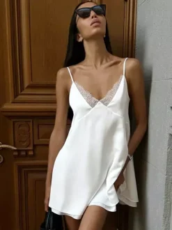Robe nuisette en satin et dentelle pour femme - Mini-débardeur blanc sexy à bretelles spaghetti et décolleté en V - Idéale pour une soirée d'été 2026