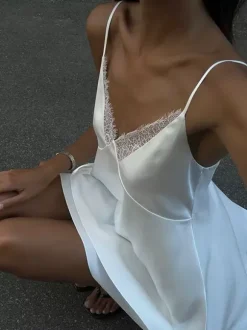 Robe nuisette en satin et dentelle pour femme - Mini-débardeur blanc sexy à bretelles spaghetti et décolleté en V - Idéale pour une soirée d'été 2026