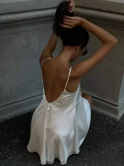 Robe nuisette en satin et dentelle pour femme - Mini-débardeur blanc sexy à bretelles spaghetti et décolleté en V - Idéale pour une soirée d'été 2026