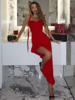 Robe nuisette rouge moulante à volants pour femme - Coupe ajustée fente haute asymétrique longue camisole - Soirée d'été 2026