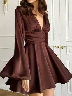 Robe patineuse en satin à col en V profond et manches longues en cloche plissée mini robe trapèze sexy pour femmes 2026