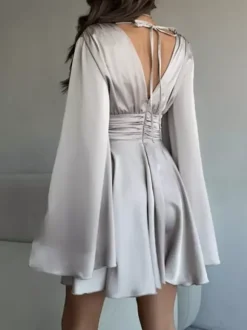 Robe patineuse en satin à col en V profond et manches longues en cloche plissée mini robe trapèze sexy pour femmes 2026