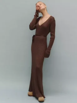 Robe pull maxi moulante à manches longues col en V et coupe ajustée en maille côtelée pour femme 2026