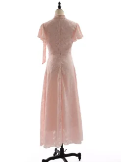 Robe rose élégante à volants fermeture éclair manches courtes col montant et manches pétales idéale pour une soirée romantique.