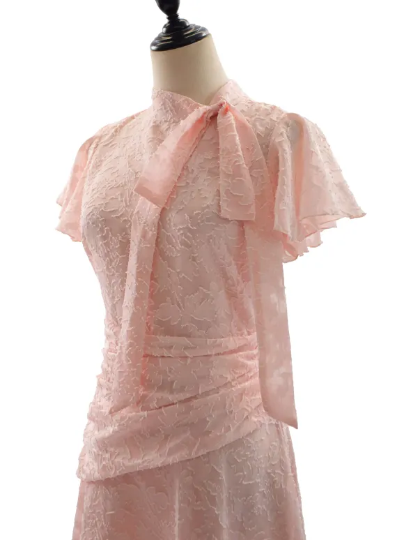 Robe rose élégante à volants fermeture éclair manches courtes col montant et manches pétales idéale pour une soirée romantique.