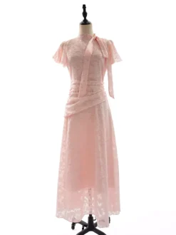 Robe rose élégante à volants fermeture éclair manches courtes col montant et manches pétales idéale pour une soirée romantique.