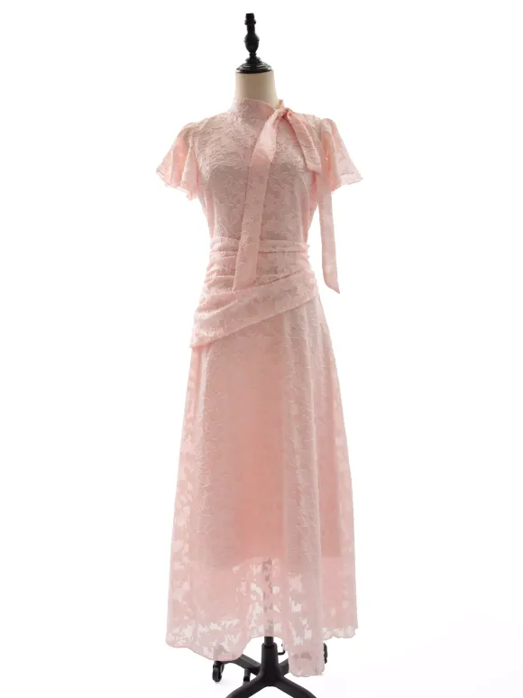 Robe rose élégante à volants fermeture éclair manches courtes col montant et manches pétales idéale pour une soirée romantique.