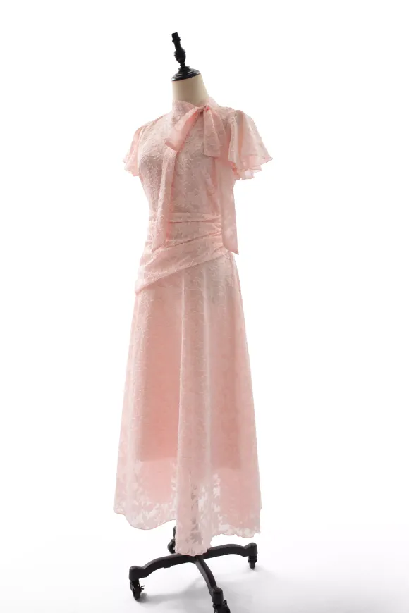 Robe rose élégante à volants fermeture éclair manches courtes col montant et manches pétales idéale pour une soirée romantique.