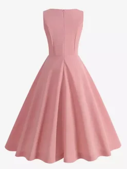Robe rose élégante et cintrée à jupe trapèze parfaite pour les événements estivaux.