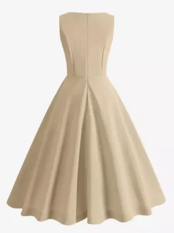 Robe rose élégante et cintrée à jupe trapèze parfaite pour les événements estivaux.