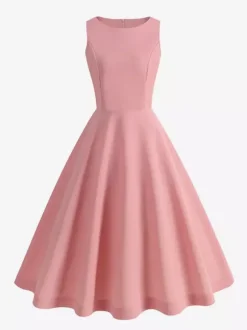 Robe rose élégante et cintrée à jupe trapèze parfaite pour les événements estivaux.