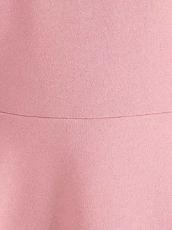 Robe rose élégante et cintrée à jupe trapèze parfaite pour les événements estivaux.