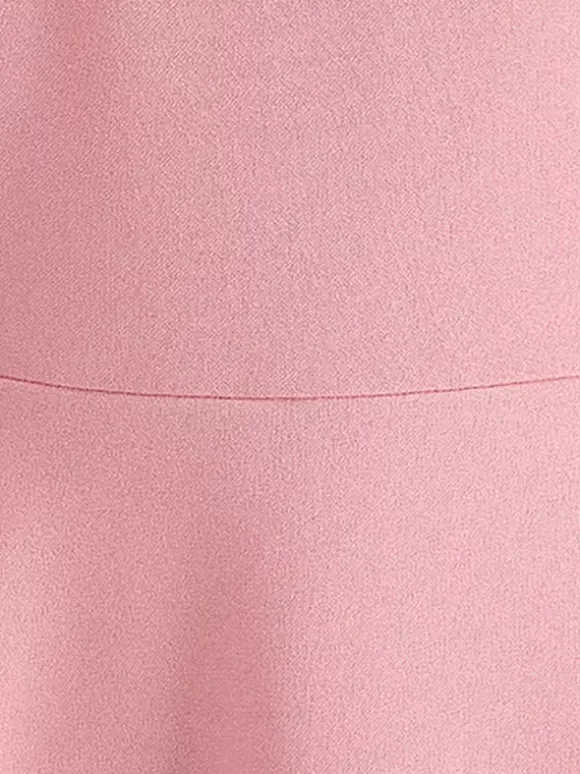 Robe rose élégante et cintrée à jupe trapèze parfaite pour les événements estivaux.