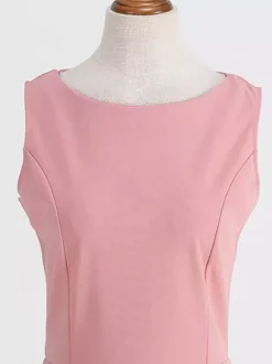 Robe rose élégante et cintrée à jupe trapèze parfaite pour les événements estivaux.