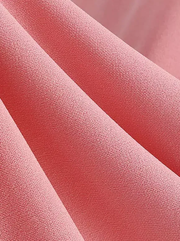 Robe rose élégante et cintrée à jupe trapèze parfaite pour les événements estivaux.