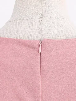 Robe rose élégante et cintrée à jupe trapèze parfaite pour les événements estivaux.