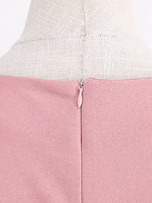 Robe rose élégante et cintrée à jupe trapèze parfaite pour les événements estivaux.