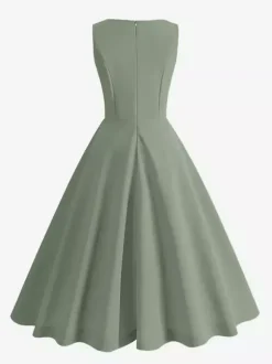 Robe rose élégante et cintrée à jupe trapèze parfaite pour les événements estivaux.