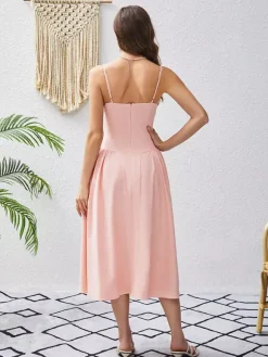 Robe rose élégante mi-longue sans manches à bretelles et col montant idéale pour une soirée en amoureux.