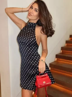 Robe rouge cintrée et élégante à pois parfaite pour les fêtes d'été