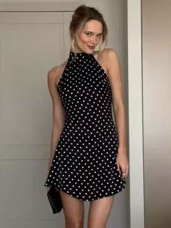 Robe rouge cintrée et élégante à pois parfaite pour les fêtes d'été